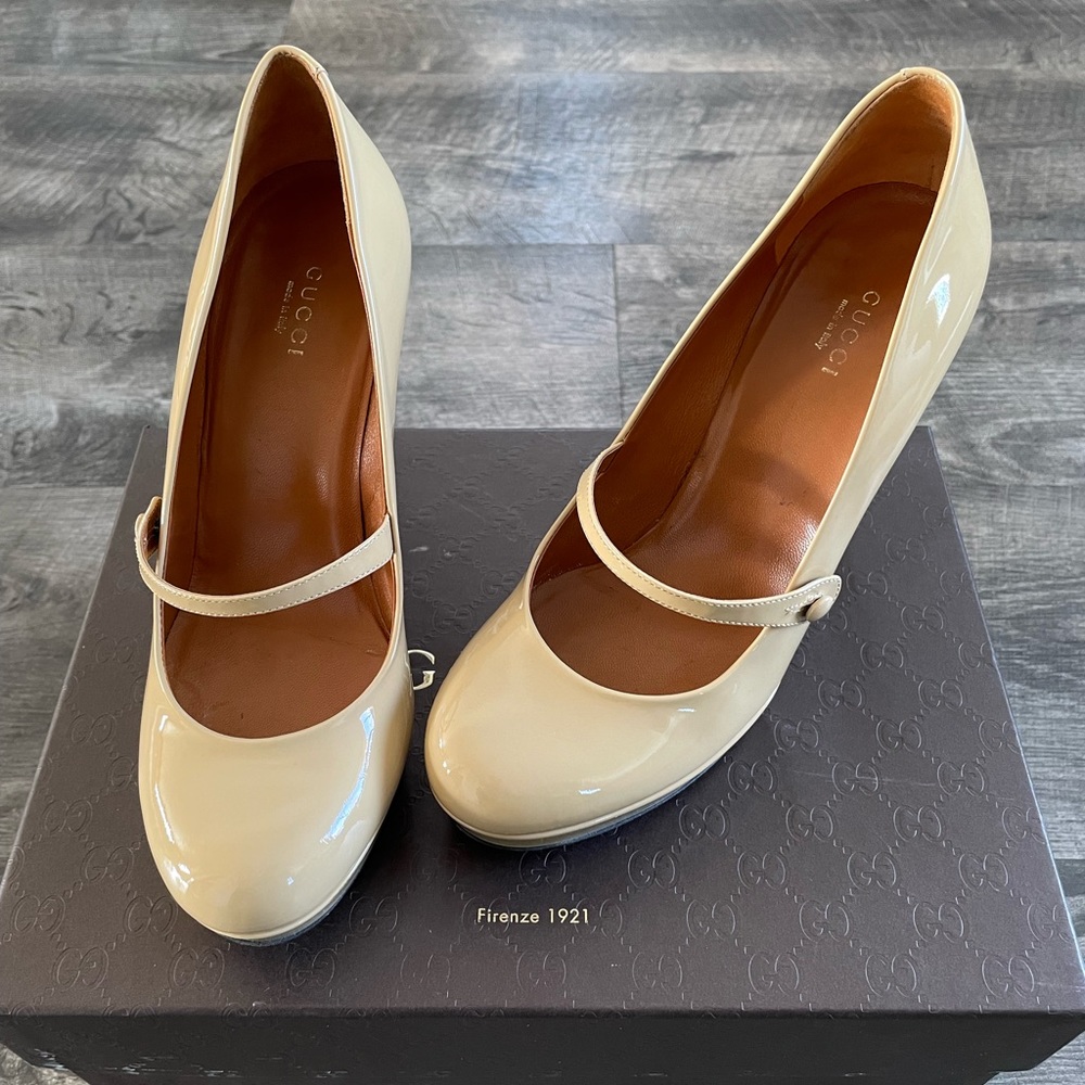 Gucci Tan Heels Sleek Design